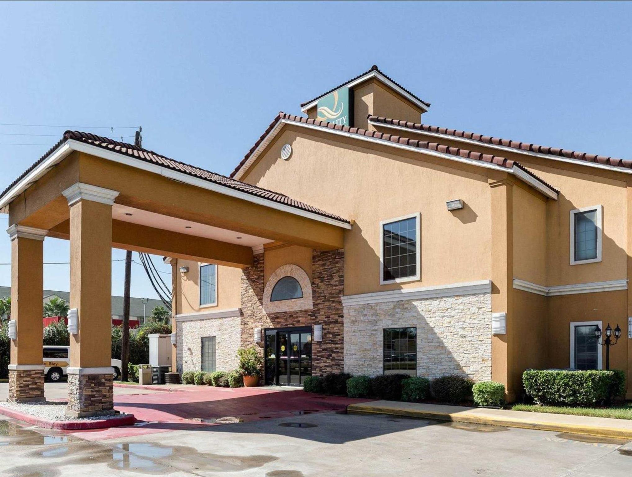 Baymont By Wyndham Houston North Hotel Exterior photo