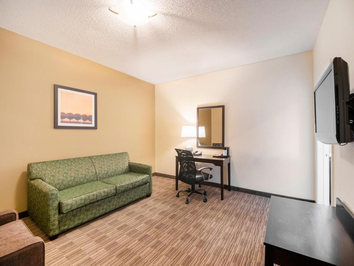 Baymont By Wyndham Houston North Hotel Exterior photo