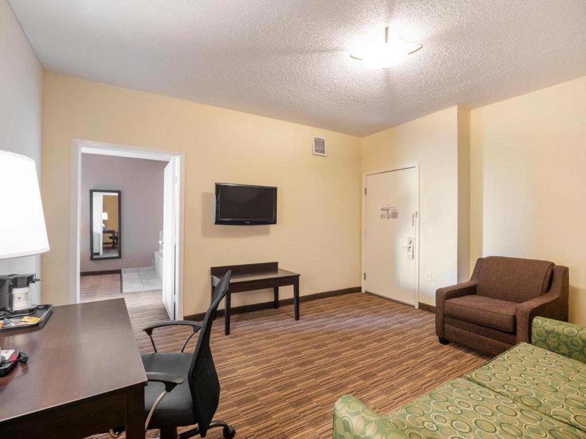 Baymont By Wyndham Houston North Hotel Exterior photo